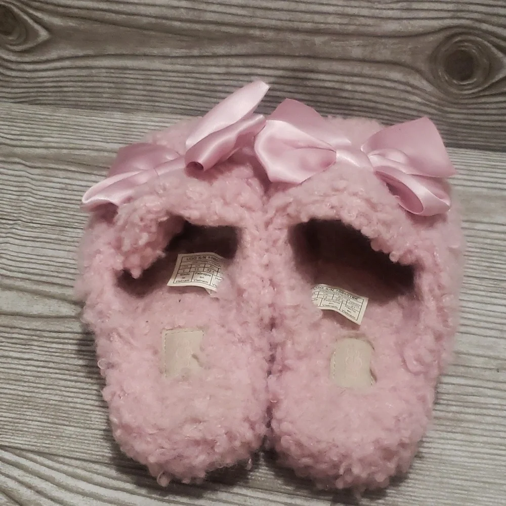 Ugg faux fur pink bow cozy youth slippers size 1